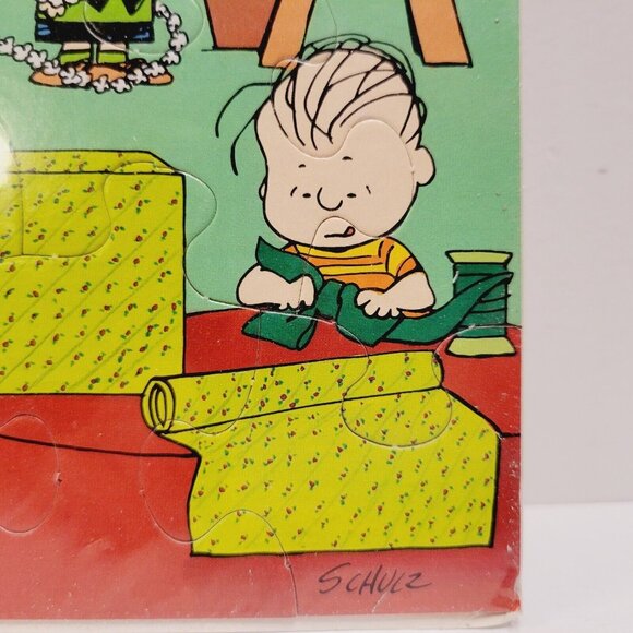 Vintage Hallmark Christmas Puzzle Greeting Card Featuring Peanuts Characters - Picture 3 of 7